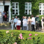 Im Anschluss an die Sitzung im Amtshof genießen einige Mitglieder die Abendsonne.